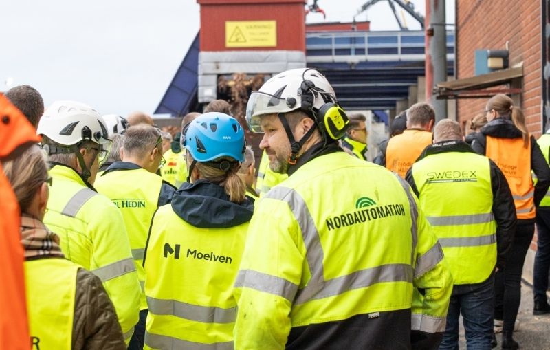 Grupp i varselkläder i utomhusmiljö