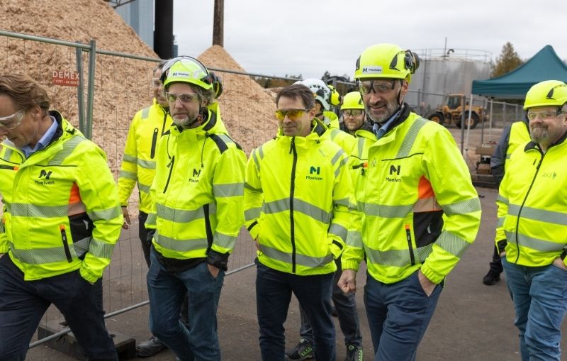 Flera koncernrepresentanter var på plats för att fira – och se – den nya energicentralen.