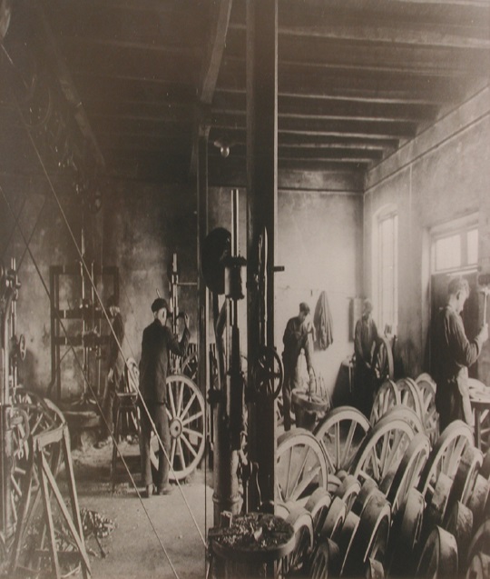 Redan 1904 lades verksamheten om och man började tillverka oljekokta vagnshjul.