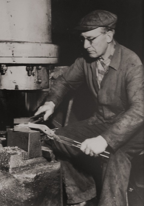 Under de första åren efter uppstarten 1899 tillverkade Moelven snickeri- och inredningsprodukter i trä