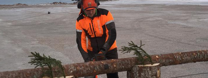 ​Landbruks- og matminister Jon Georg Dale var korrekt kledd til offisiell åpning av tømmerkaia i Namsos.