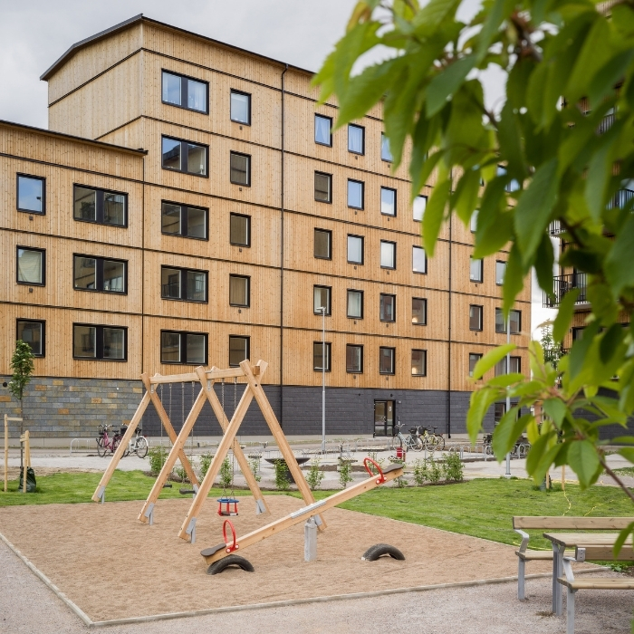Modulbygg: Skogsflyet, miljöbyggnad från lekplatsen med byggnaden bakom
