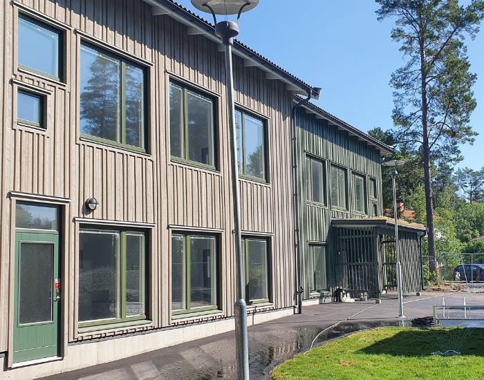 förskola i grönt och grått fotad utomhus.