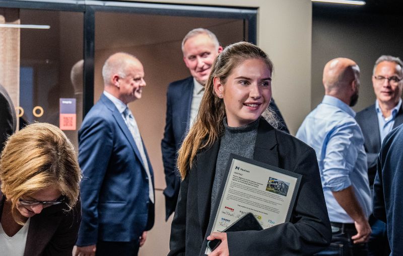 Marharyta Bondarieva mottok signert kontrakt på overlevering av firemannsbolig til Ukraina.