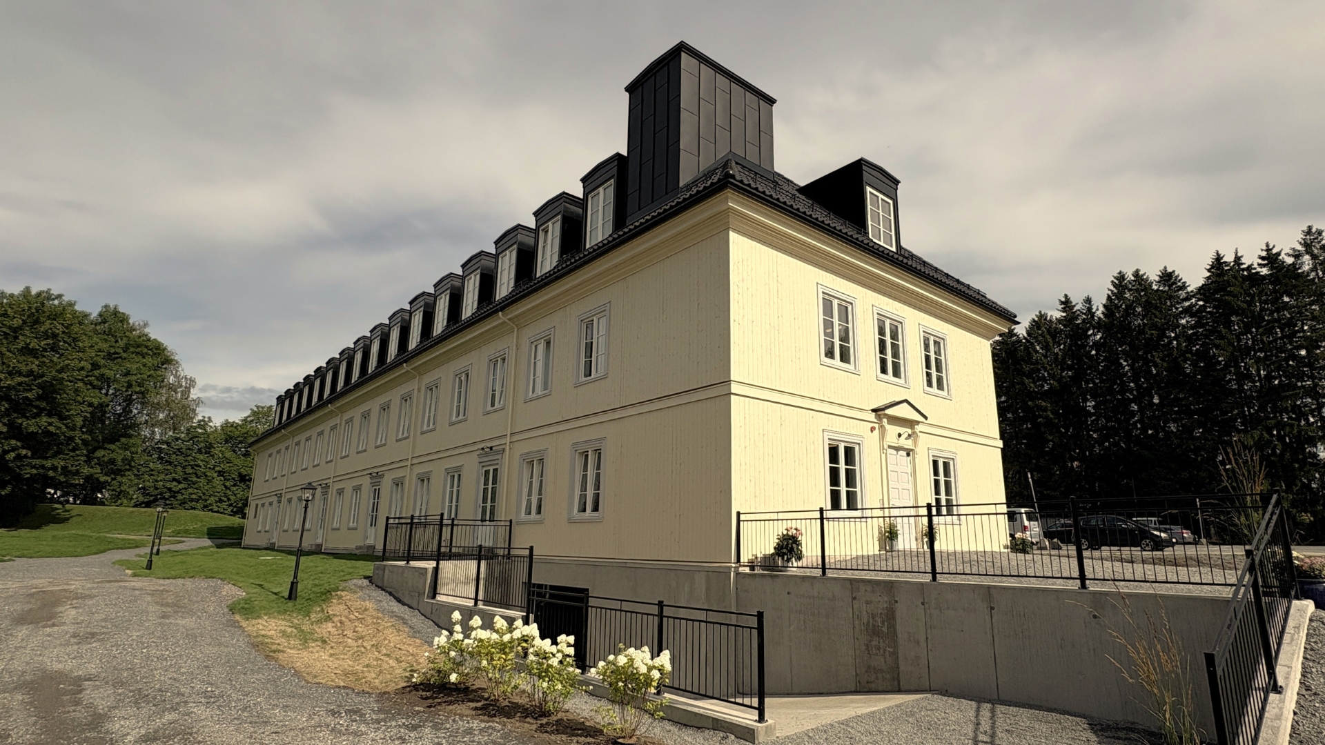 Fasadebilde og kjellernedgang på hybelbygget Nordfløyene ved Blindern Studenterhjem