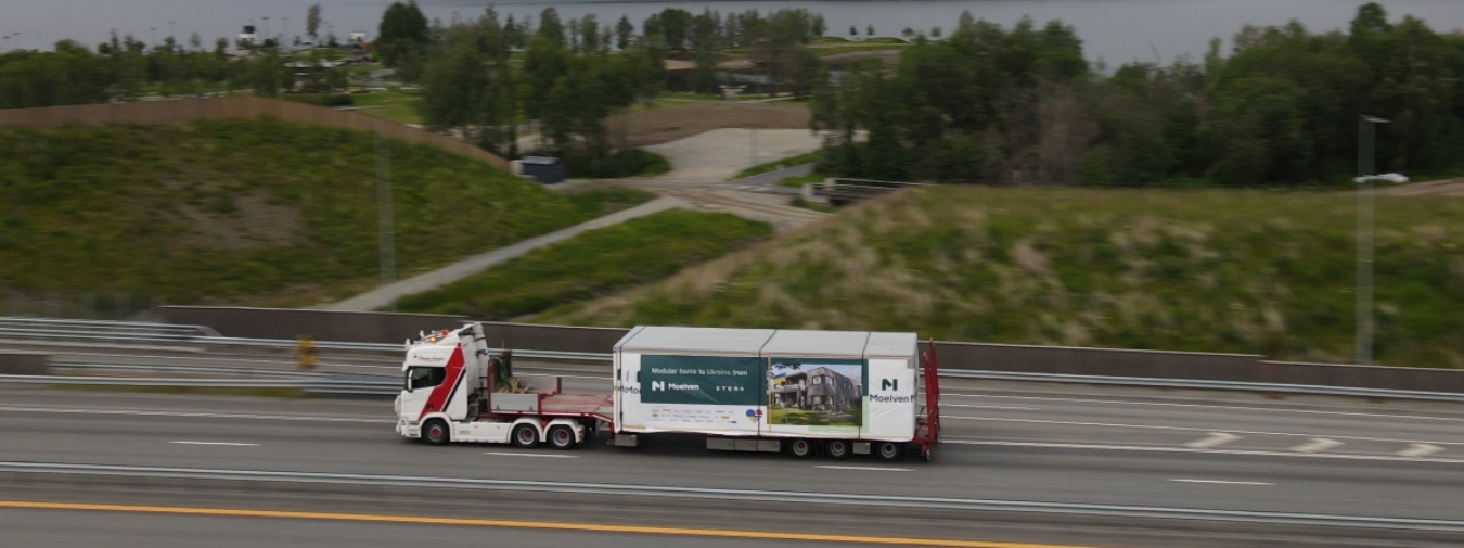 Trailer med en modul fra Moelven under transport på E6.