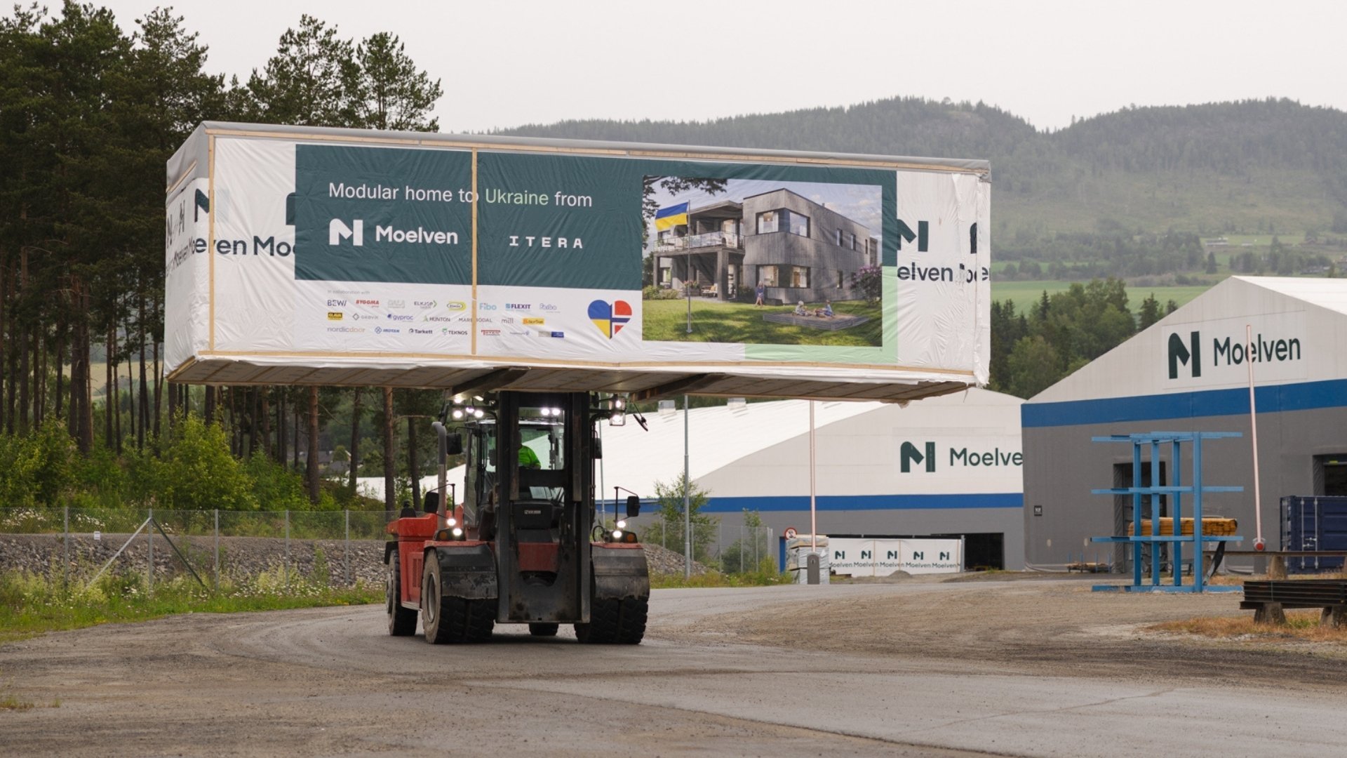 Modul som skal lastes opp på trailer transporteres på fabrikkområdet til Moelven Byggmodul AS.