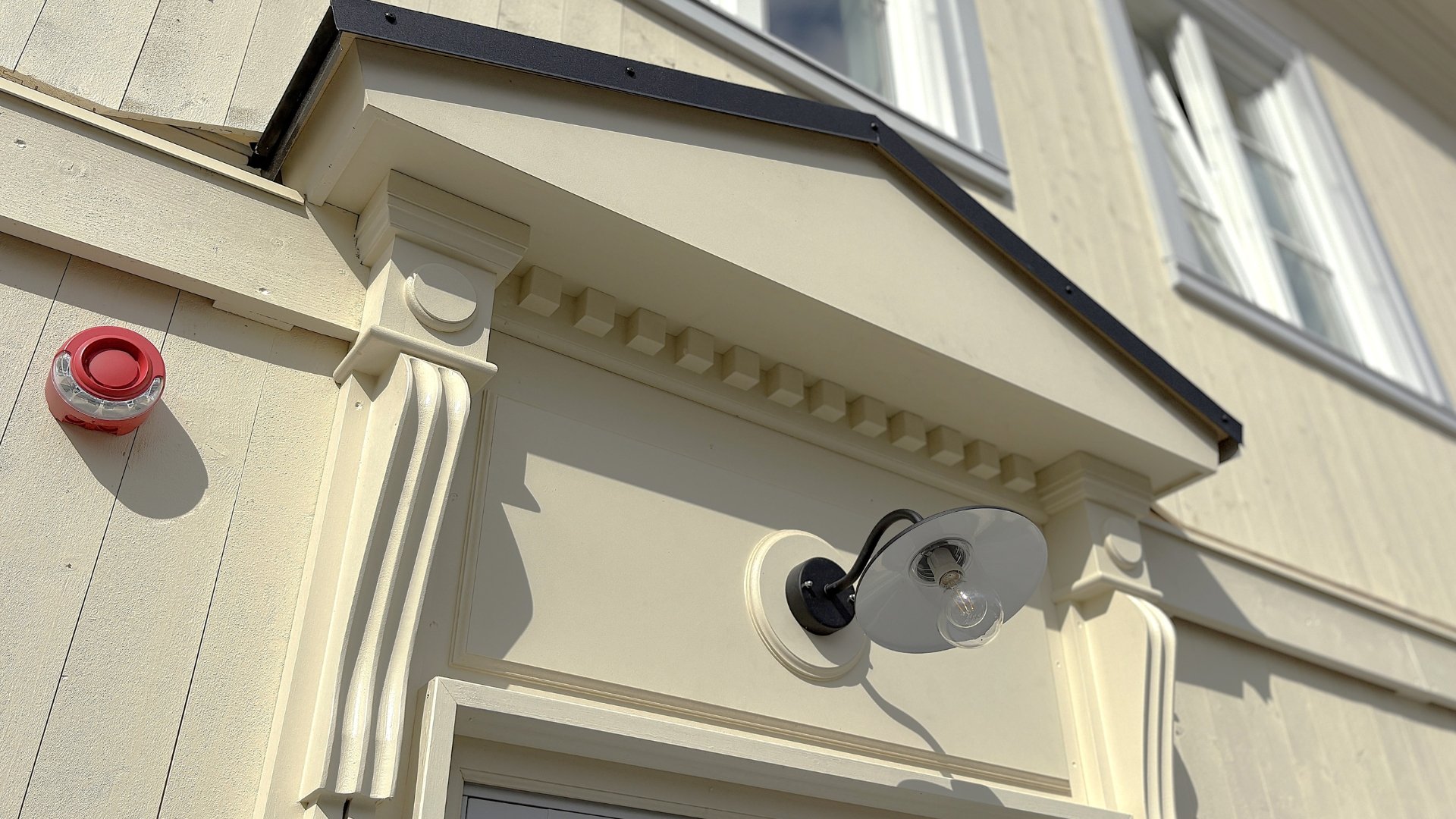 Detalj fra omramming rundt dørene til Nordfløyen på Blindern Studenterhjem