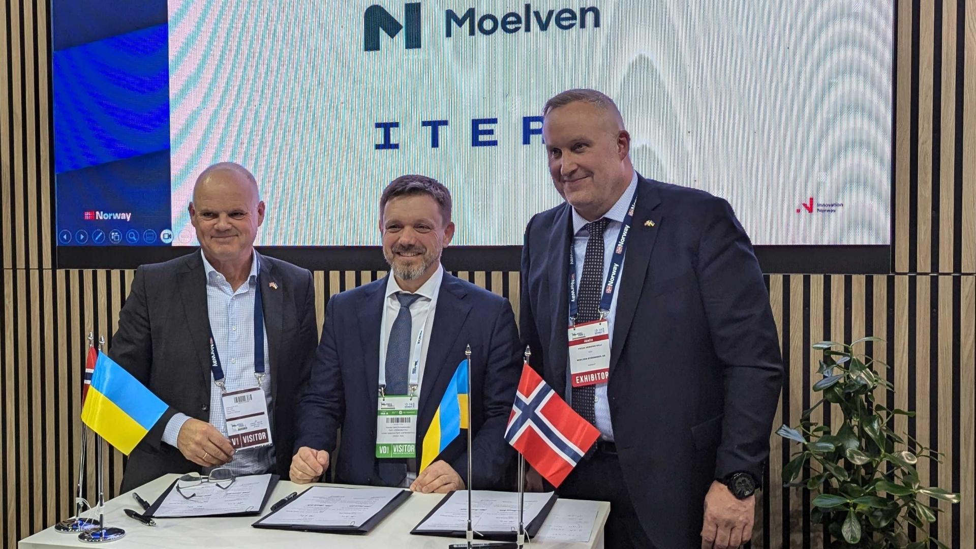 Tre smilende menn i dress representert ved ukrainske og norske flagg.