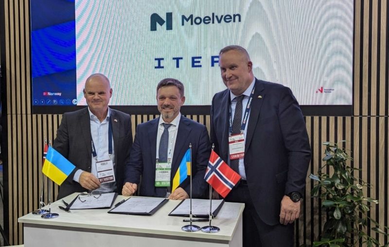 Tre smilende avtaleparter har signert en intensjonsavtale under Rebuild Ukraine 2024.