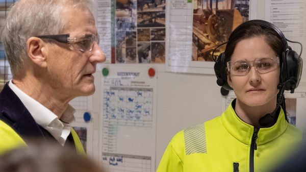 Mann og kvinne i synlighetstøy på en fabrikk.