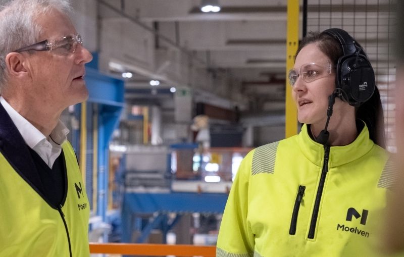 Mann og kvinne i synlighetstøy i fabrikk