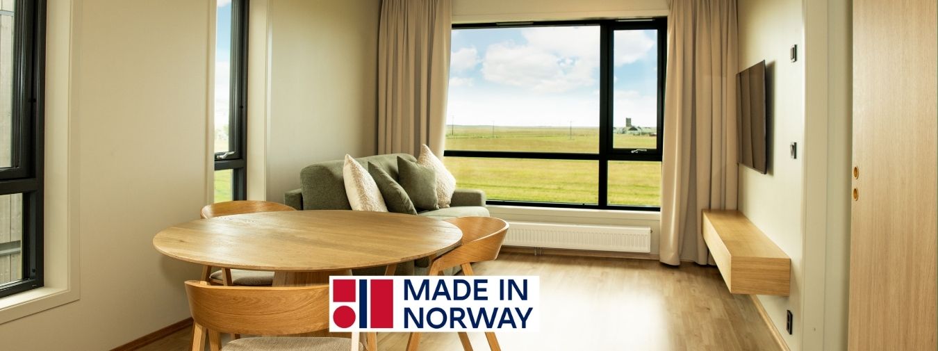 Møblert hotellrom med flere vinduer. Hotel Loa på Island.