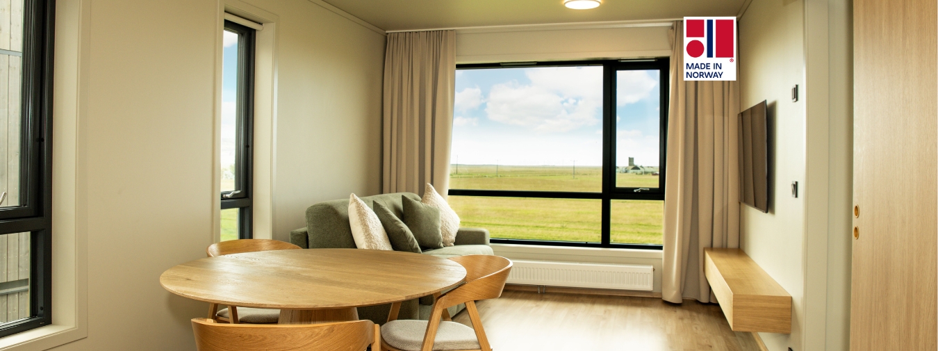 Møblert hotellrom med flere vinduer. Hotel Loa på Island.