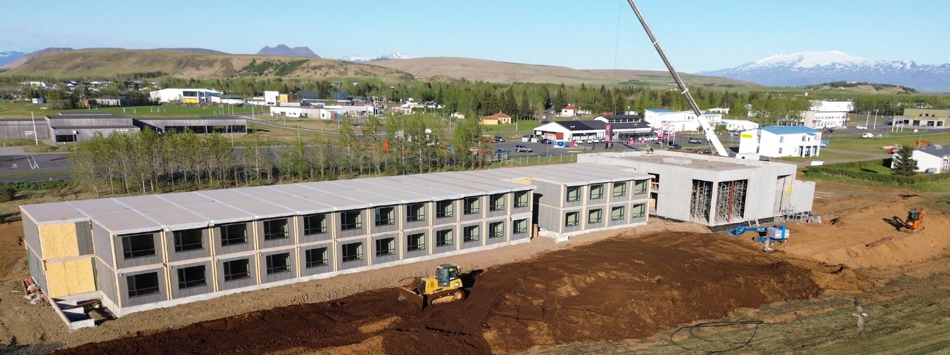 Grunnarbeid og heising av moduler på byggeplassen til Hotel Loa, Island