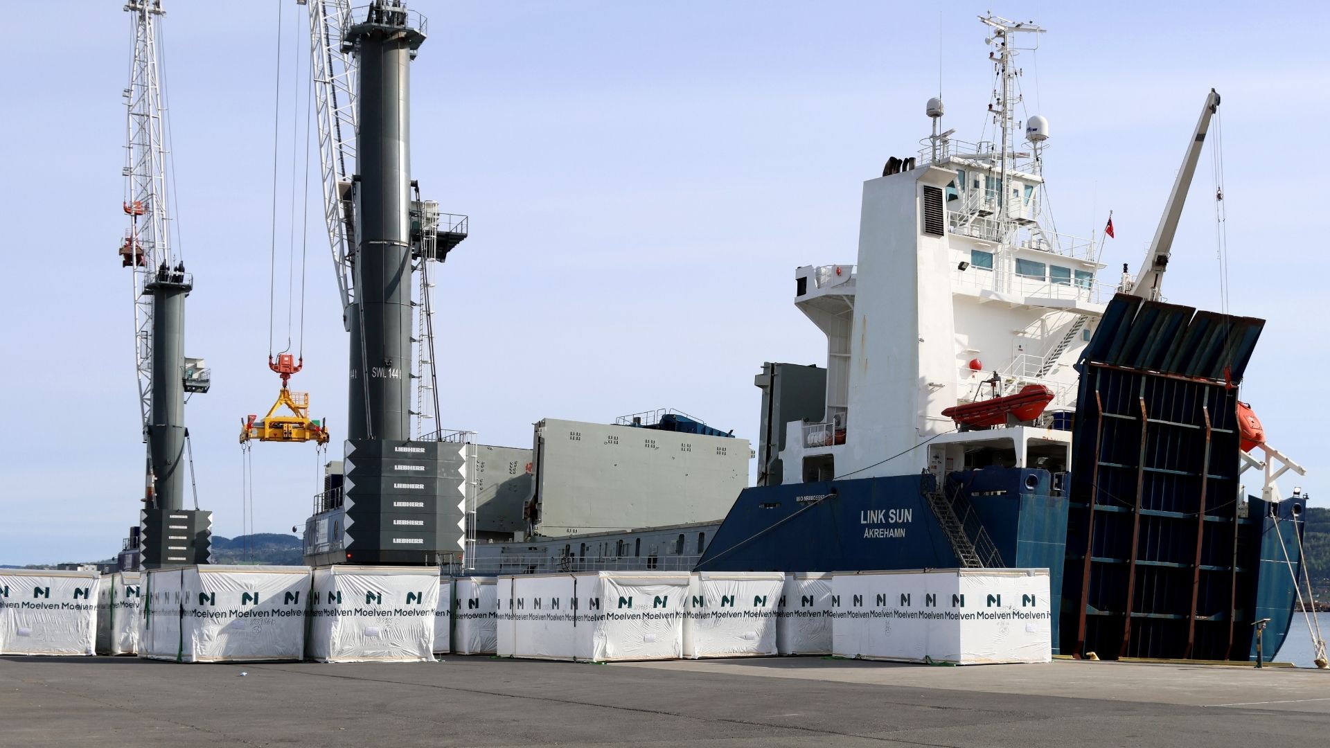 Moduler fra Moelven heises på båt i Drammen havn. 