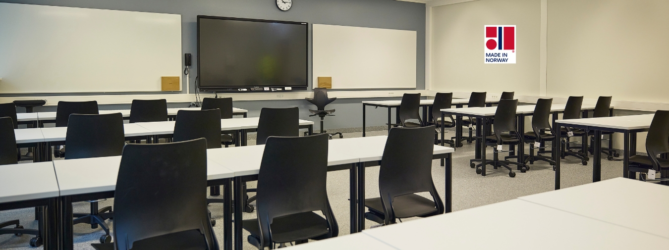 Klasserom med pulter og tavler.