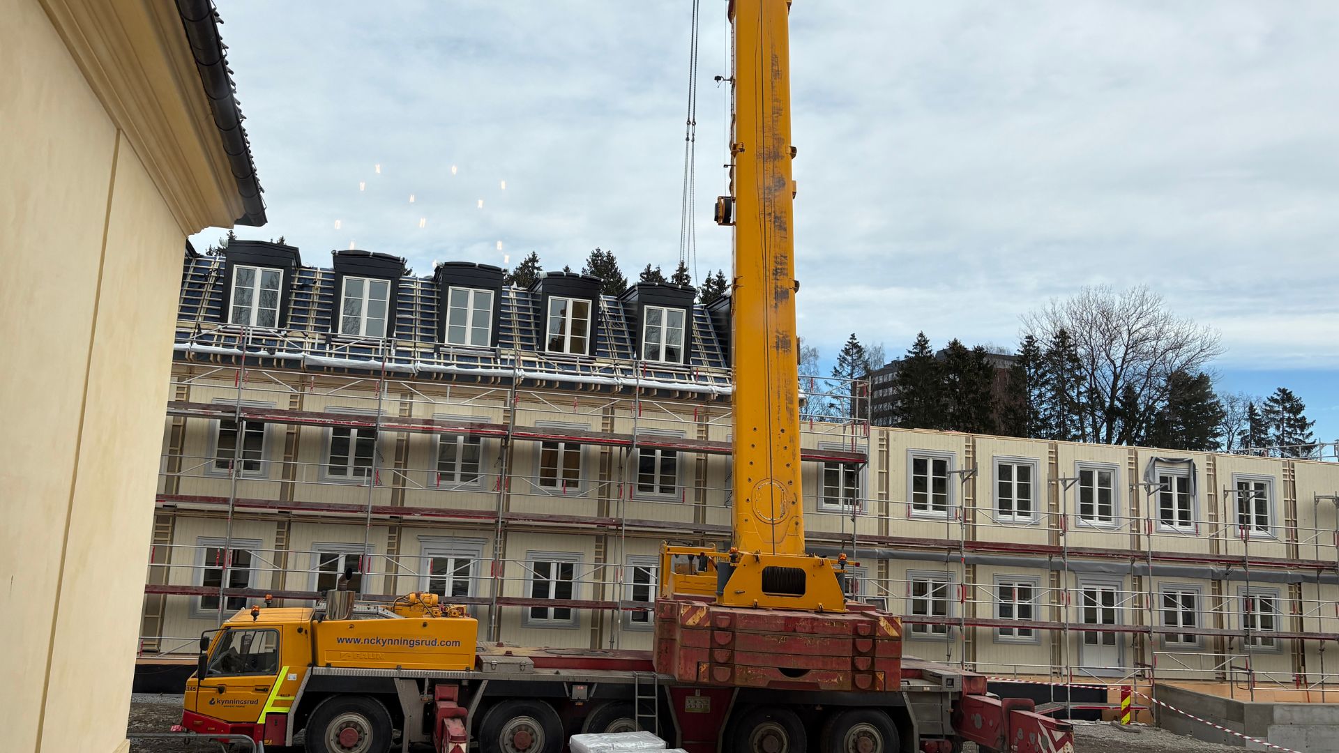 Heising av moduler til det modulbygde studenthjemmet på Blindern Studenterhjem.