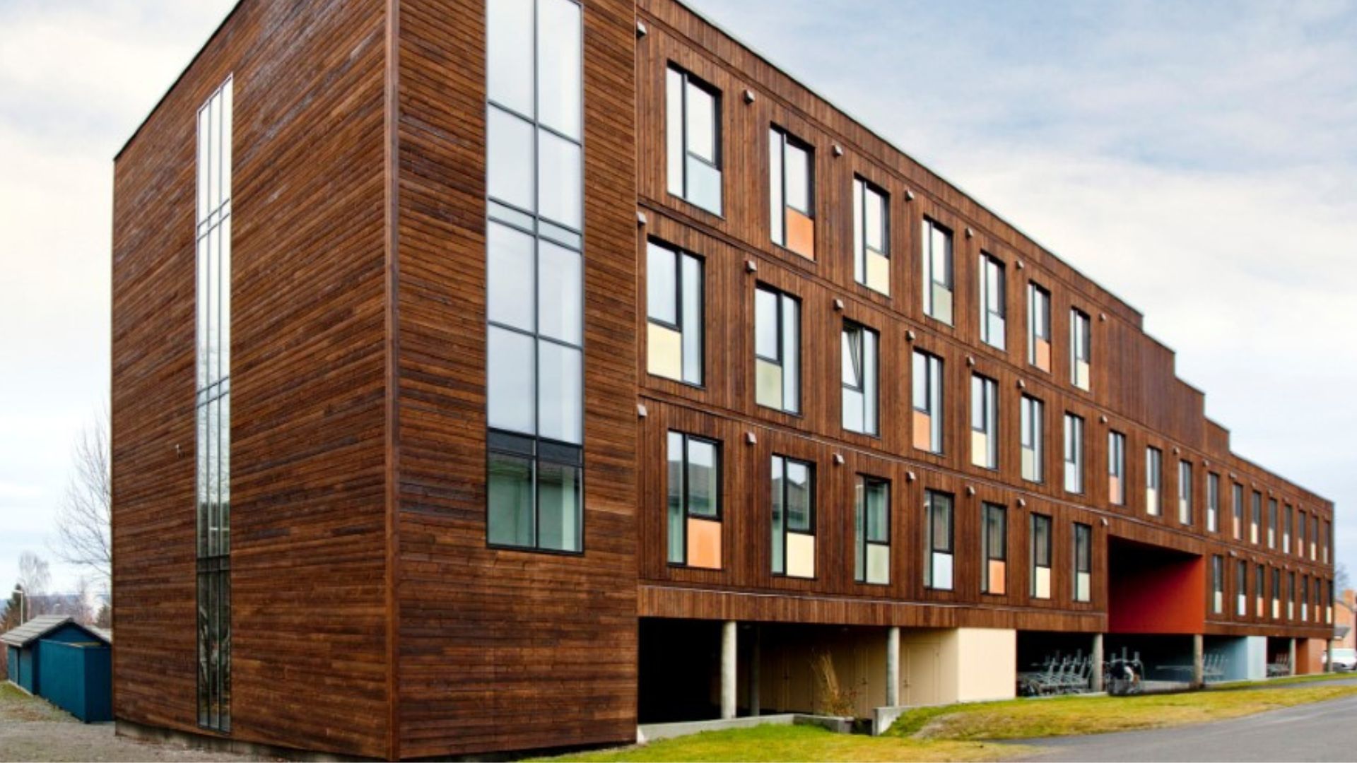 Modulbygget studenthybelbygg på Gjøvik. Brun trefasade med innslag av fargerike fasadeplater.