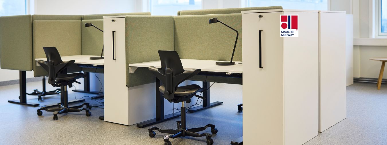 Kontorplasser med lys grønne skillevegger.