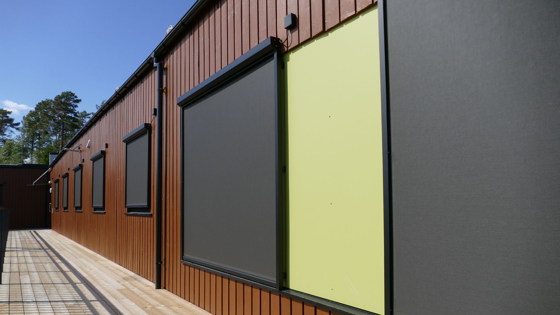 Fasade med screens foran vinduene på en barnehage bygget med moduler fra Moelven Byggmodul AS.