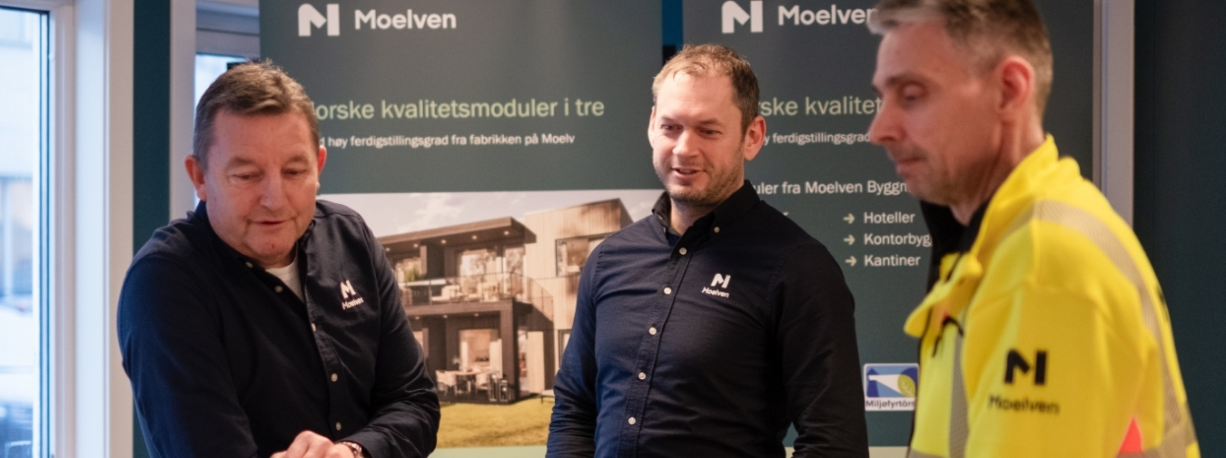 Kolleger som er i samspill og smiler