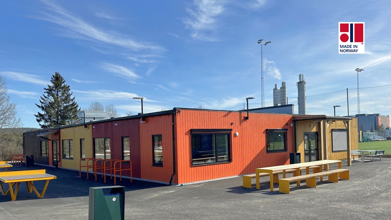 Modulbygg i ulike røde og gule fargetoner.