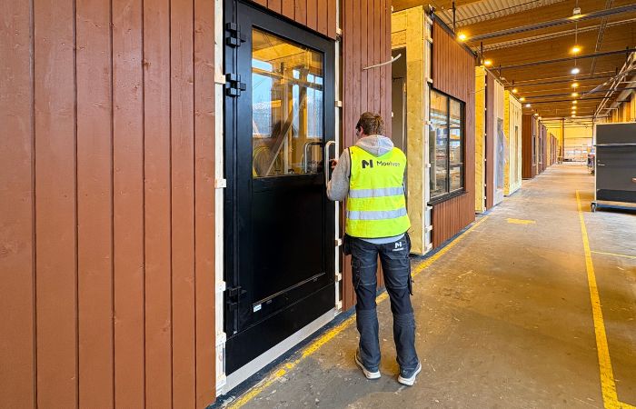 Arbeid på en modul til Ringvoll barnehage i Moelven Byggmoduls fabrikk. Modulbygget barnehage produsert innendørs for effektiv og lønnsom bygging.