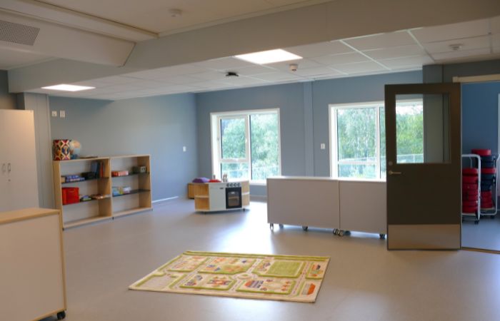 Lekeareal inne i en barnehage bygget med moduler fra Moelven Byggmodul