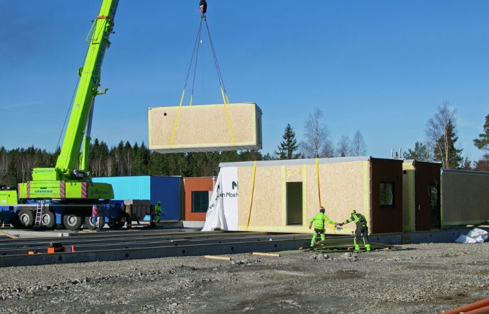 En prefabrikkert modul løftes på plass under byggingen av Ringvoll barnehage. Bygging med prefabrikkerte moduler fra Moelven Byggmodul.