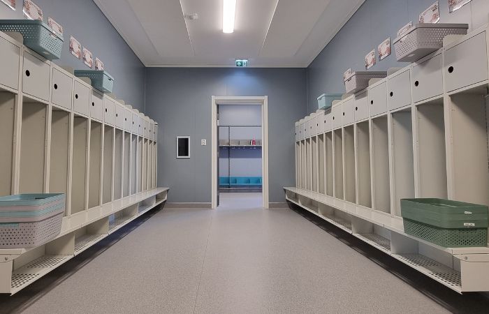Garderobe i Ringvoll barnehage, en moderne modulbygd barnehage levert av Moelven Byggmodul.