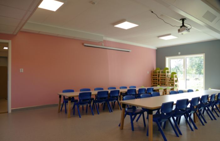 Spise- og aktivitetsrom i Ringvoll barnehage, en modulbygd barnehage levert av Moelven Byggmodul. Prefabrikkerte moduler gir fleksible læringsmiljøer, høy kvalitet og en effektiv byggeprosess.
