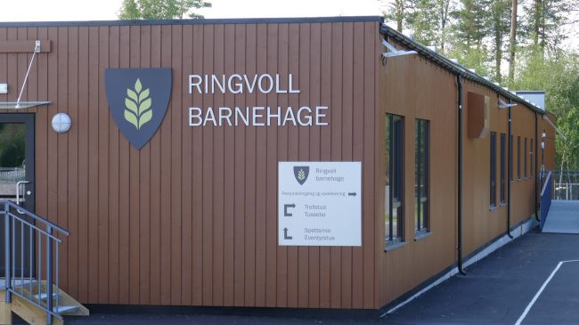 Fasaden av modulbarnehagen Ringvoll barnehage med moduler fra Moelven Byggmodul