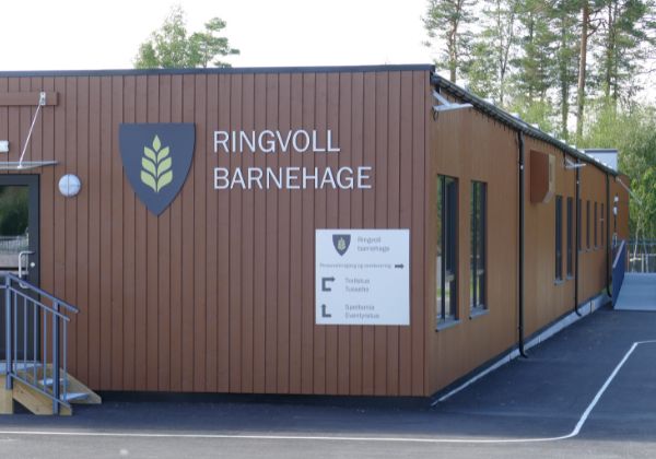 Inngangsparti til Ringvoll barnehage, oppført med moduler fra Moelven Byggmodul. Skreddersydd barnehage med fokus på kvalitet og kostnadseffektivitet.