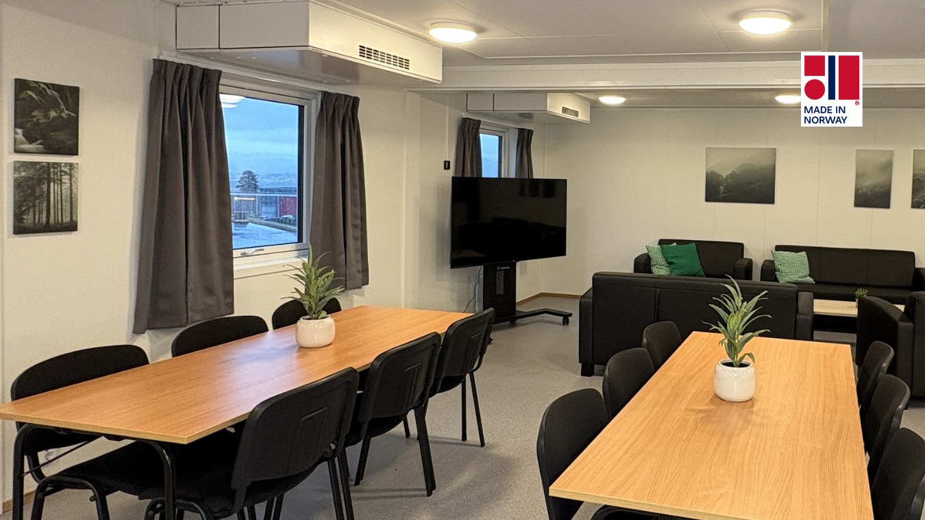 Spise- og oppholdsrom i bolirigg med sittegruppe og dekorative detaljer.