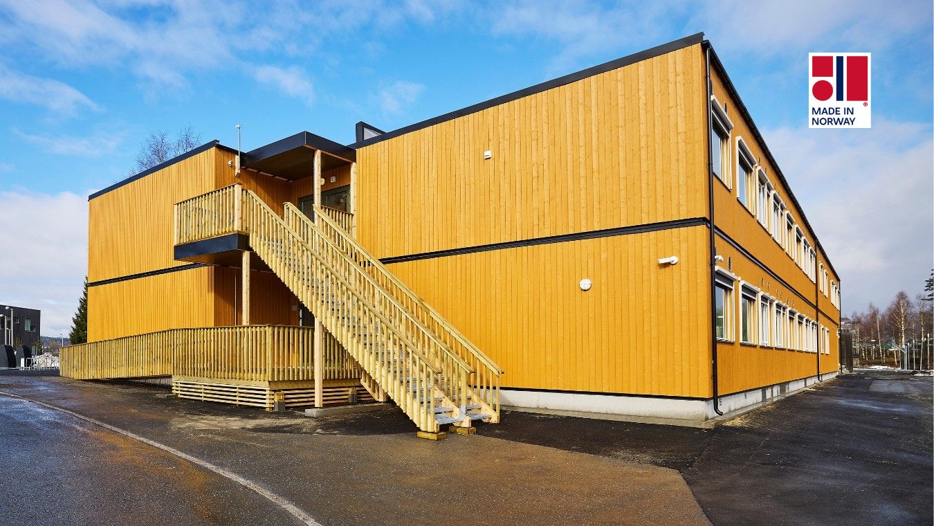 Skolebygg inngang bakside