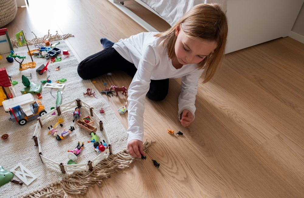 Familien i tårnhuset, lek på tregolv