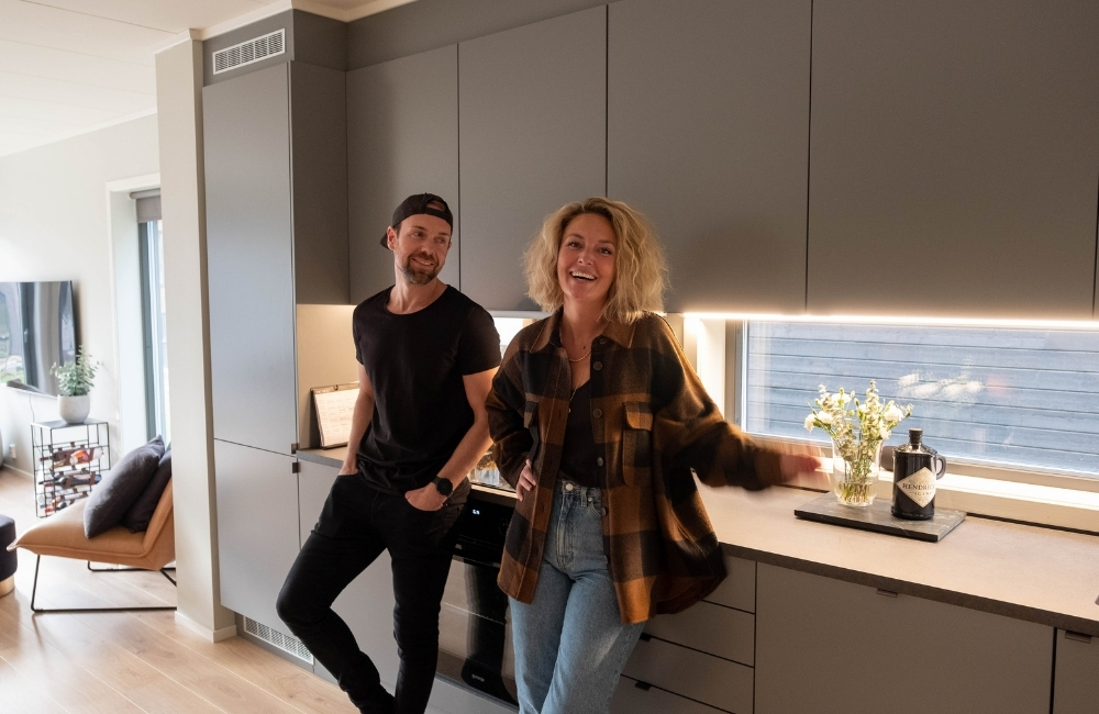 Familien i tårnhuset, fornøyd par i nytt kjøkken