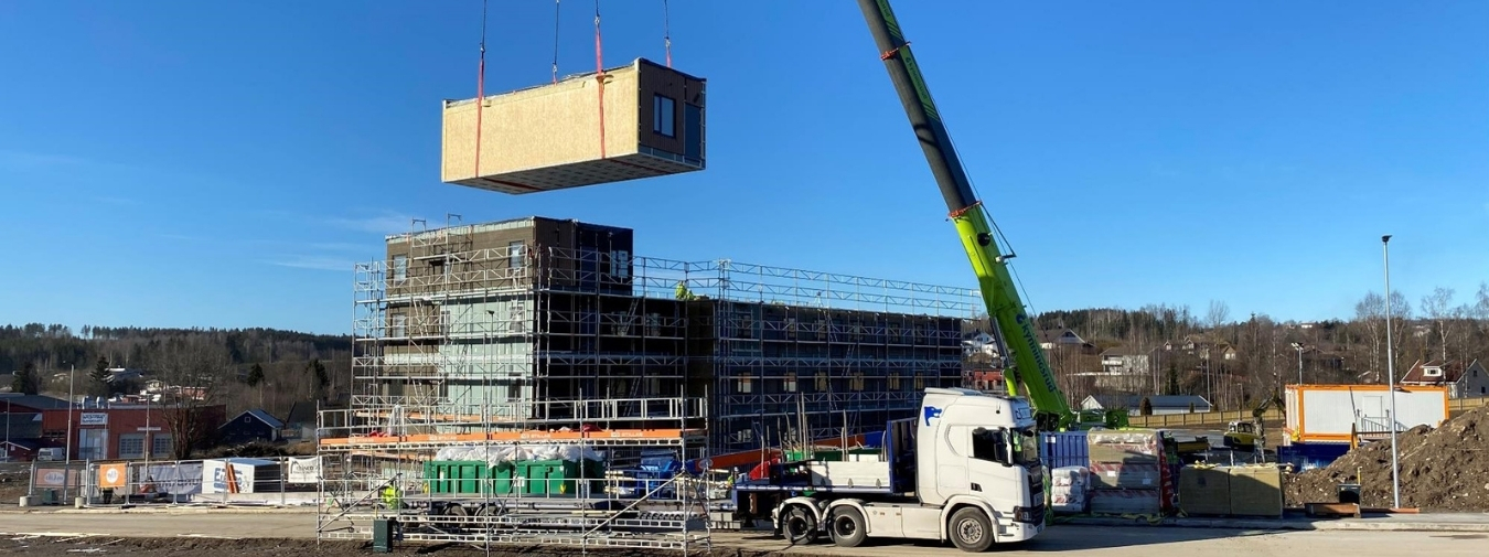 Ti fordeler med modulbygg - heising på byggeplass