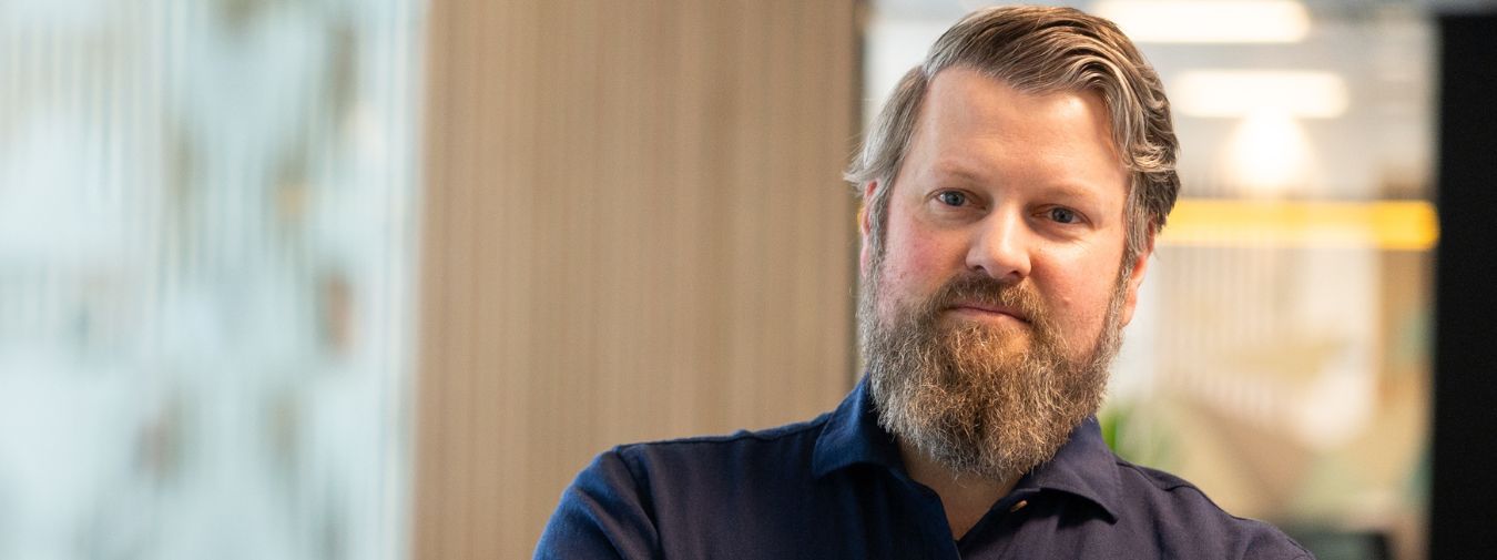 Mann forklarer om fem gode grunner til å velge systeminnredning