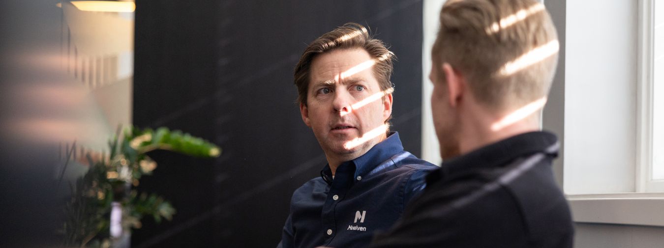 Mann forteller om fordelene ved systeminnredning