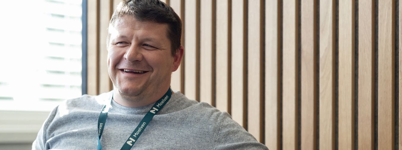 Mann forklarer fordelene med systeminnredning
