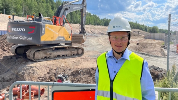 Lars Storslett, direktör för virkesförsörjning, fiber och bioengergi, framför området där pelletsfabriken ska stå.