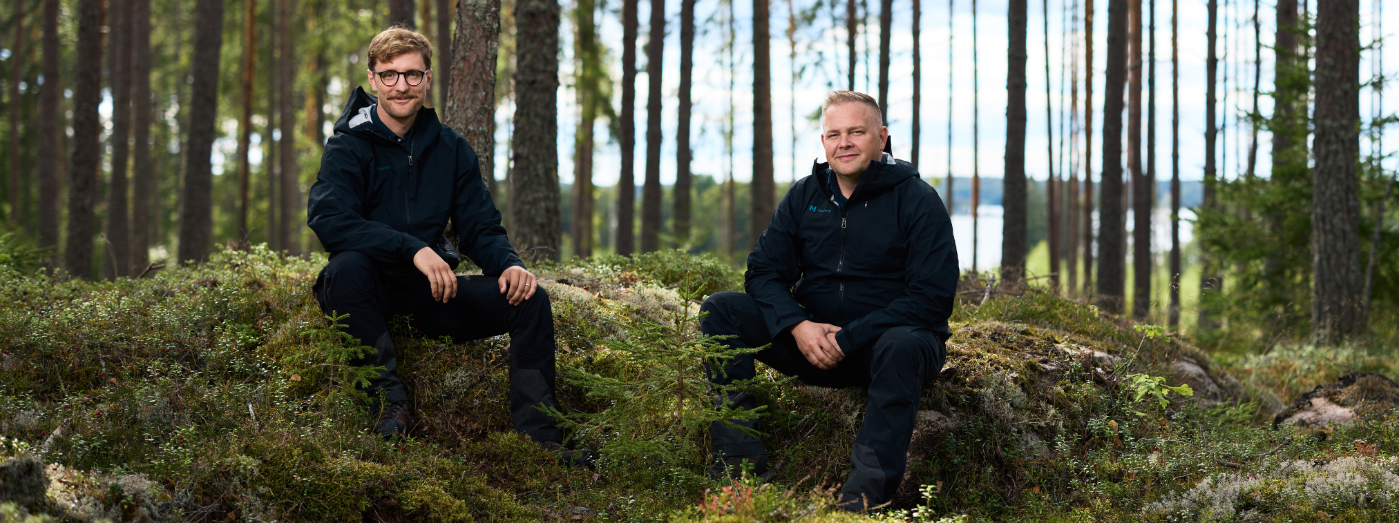 Bild på Anton och Jonas i skogen, Moelven Skog