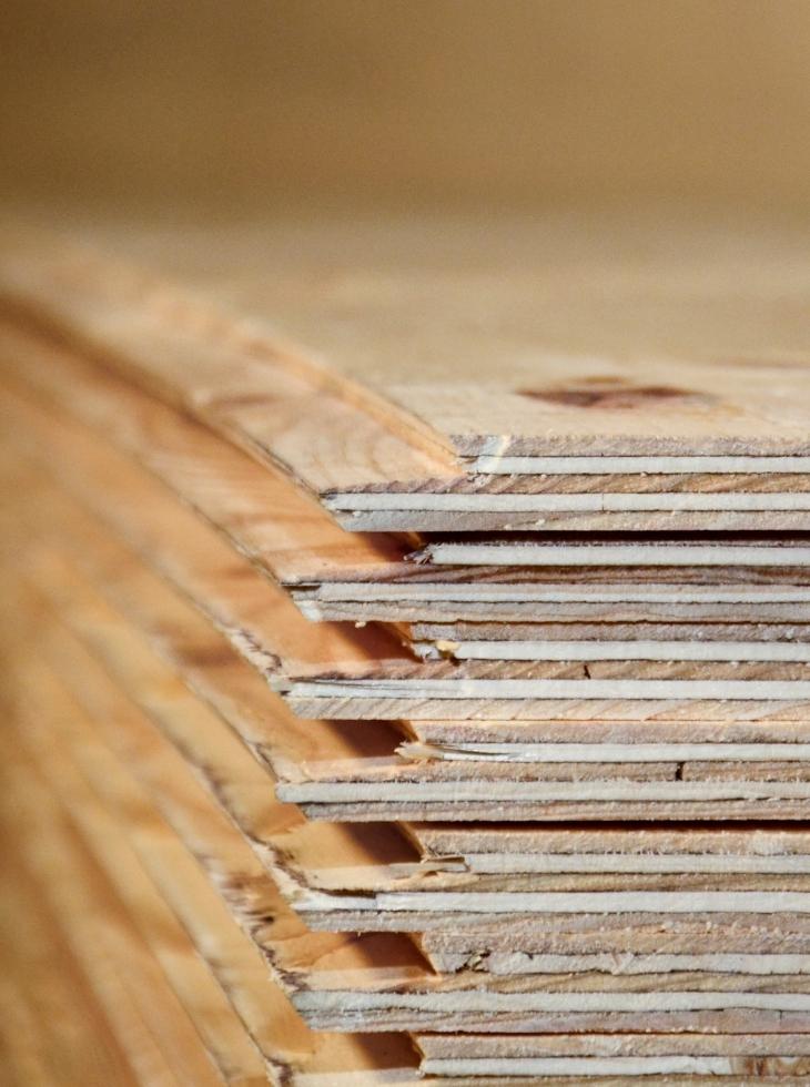 Stack av plattor med plywood