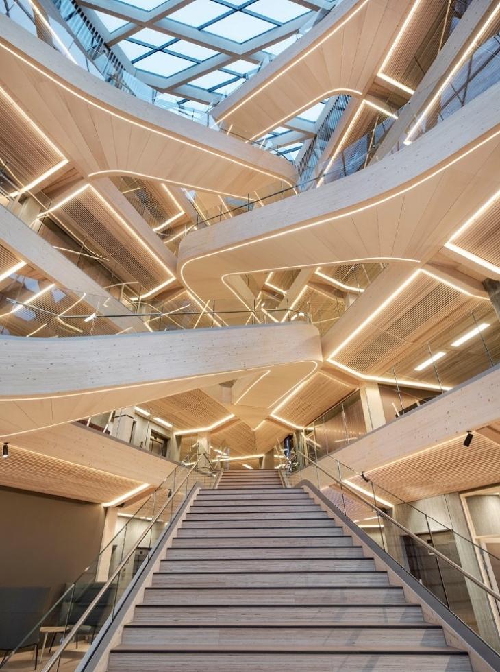 Trappa som vetter upp mot våningsplan och detaljer i trä