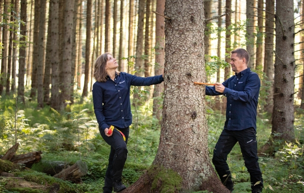 Aspirantprogram - två personer i skogen