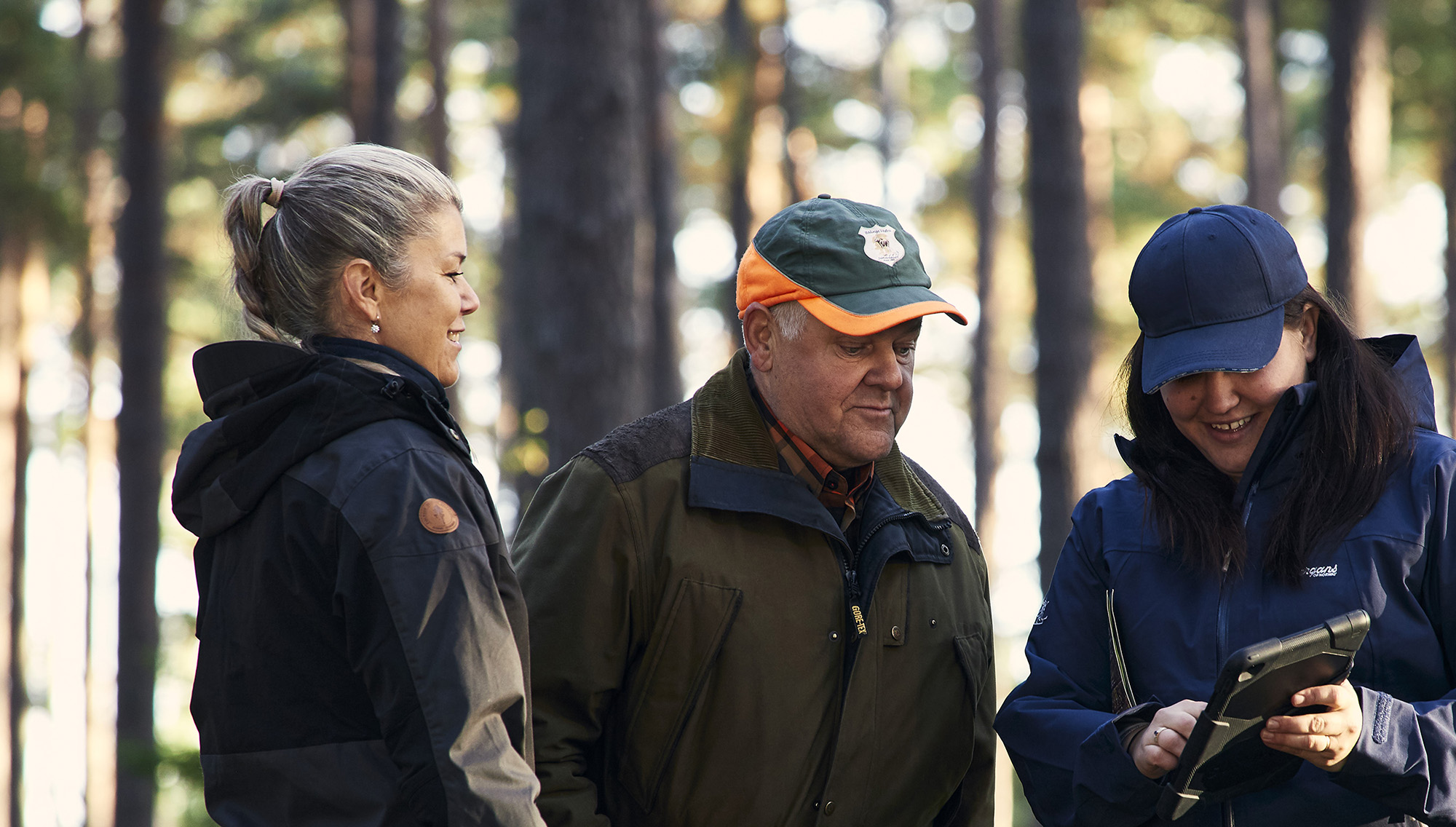 Virkesköpare tillsamans med skogsägare i skogen