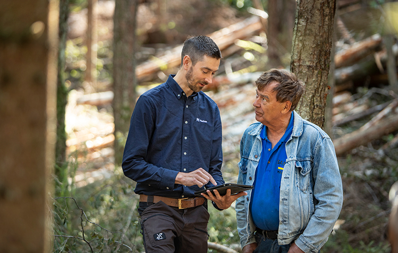 Bild på skogsexpert och skogsägare i skogen