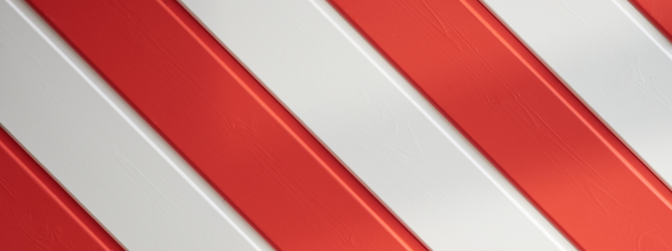 En vit- och rödrandig träpanel